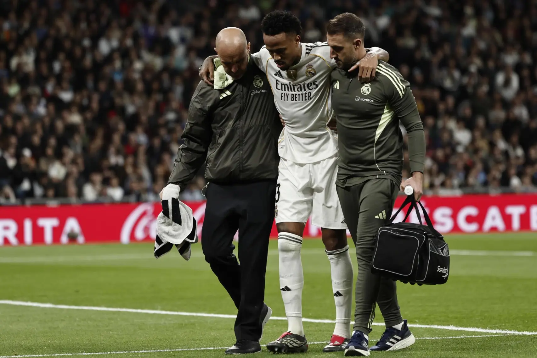 Militao, lesionado, abandona el césped con ayuda