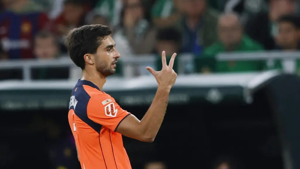 Ferran Torres celebra el hat-trick marcado ante el Betis.
