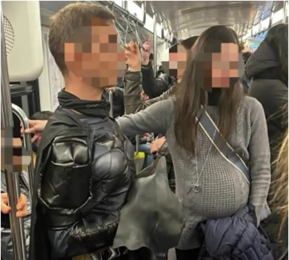 Batman y una actriz que simulaba embarazo