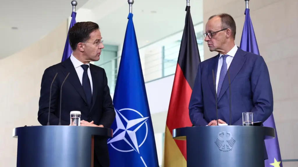 El secretario general de la OTAN, Mark Rutte, y el canciller alemán, Friedrich Merz, en una rueda de prensa en Berlín.