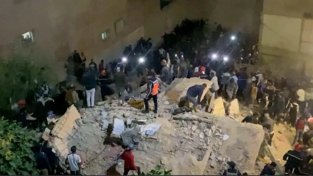 Servicios de emergencia en la escena del derrumbe.